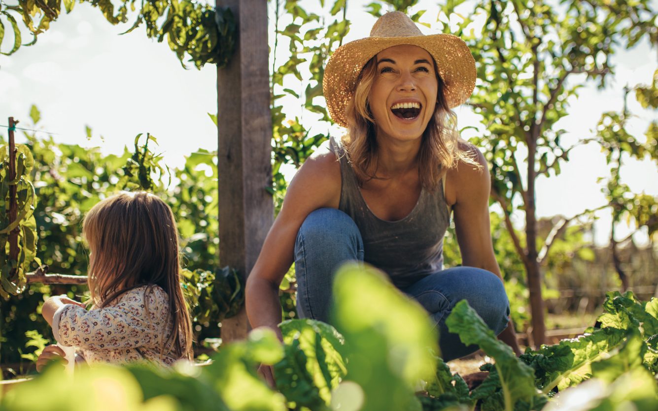 Une mère et sa fille jardinent ensemble au potager