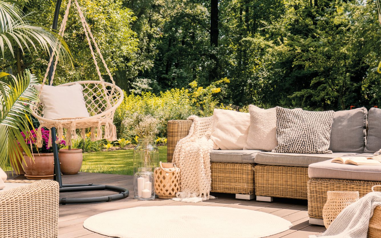 Salon de jardin sur une terrasse fleurie